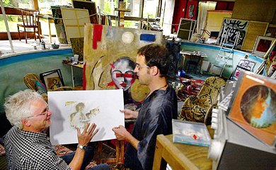 Manfred Brckner (li.) mit Uwe Gehrmann in dessen Ahlener Atelier